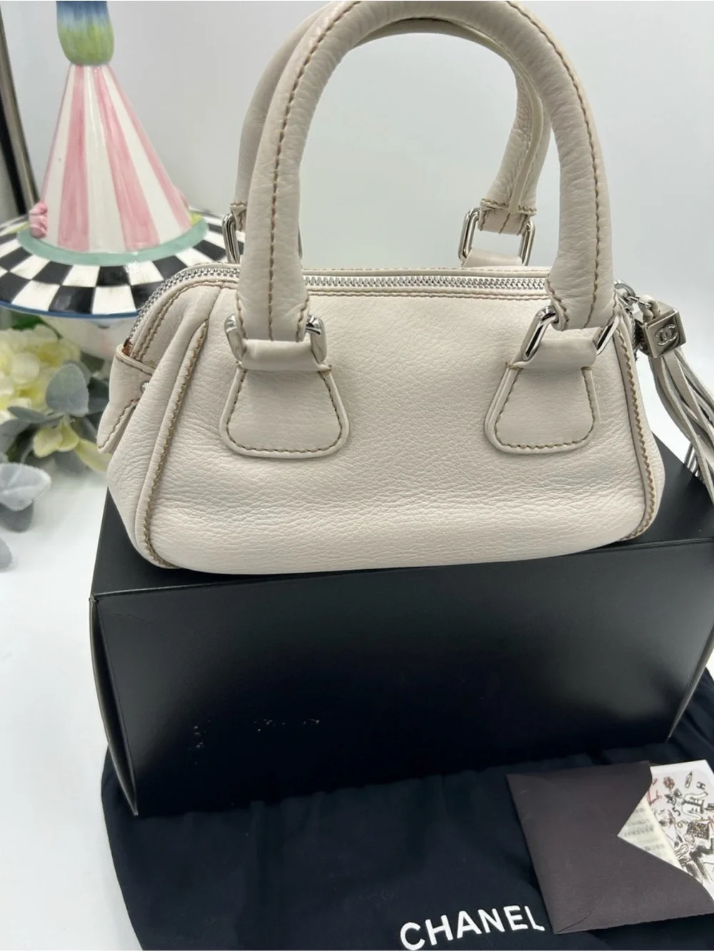 Women Chanel, LAX Cream pebbled grain leather bowler bag series 8 made in Italy